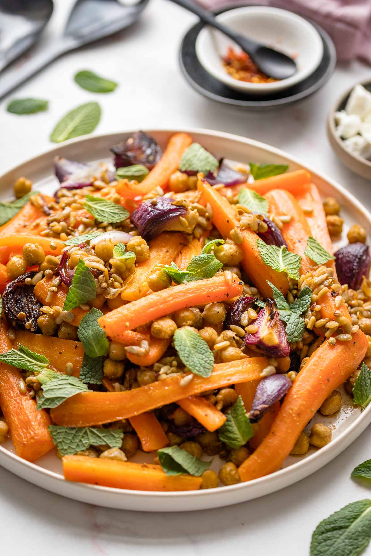 Geröstete Karotten mit Kichererbsen, Rote Zwiebeln & Minze Rezept (vegan)