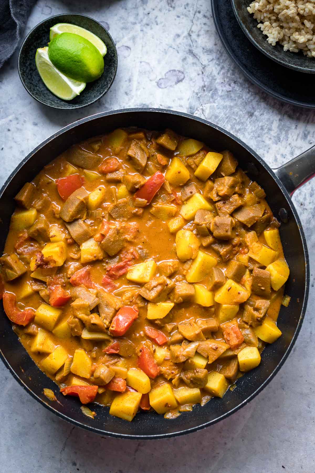 Wokpfanne mit Auberginen Kartoffel Curry