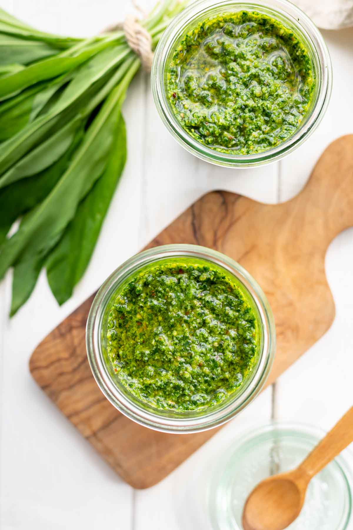 selbstgemachtes Bärlauch Pesto mit Haselnüssen