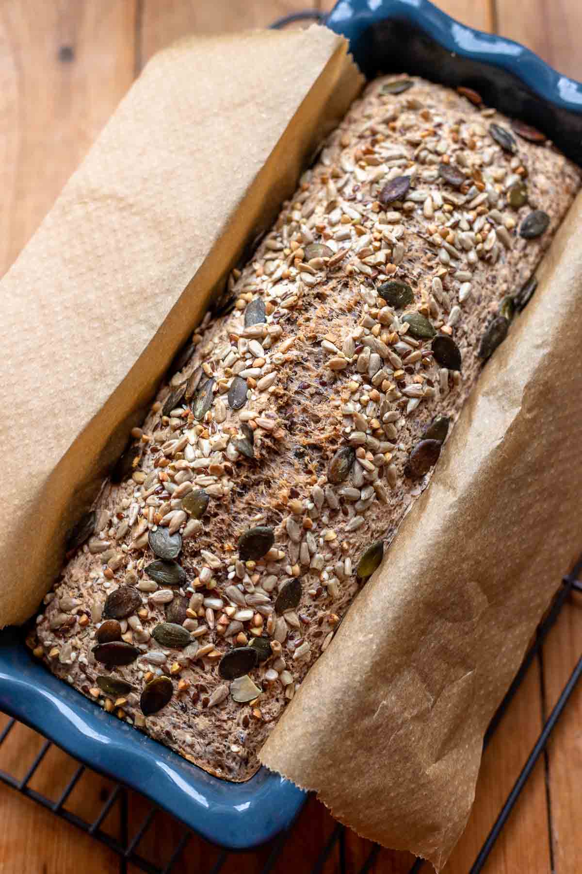 Buchweizenbrot Rezept mit Körner (glutenfrei & vegan) in Brotkasten