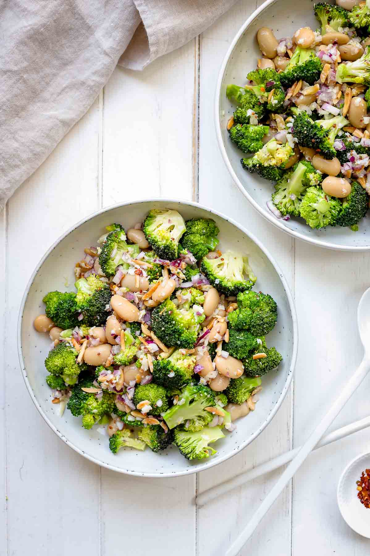 Super einfacher Brokkoli Salat Rezept mit Parmesan, Mandeln und Butterbohnen