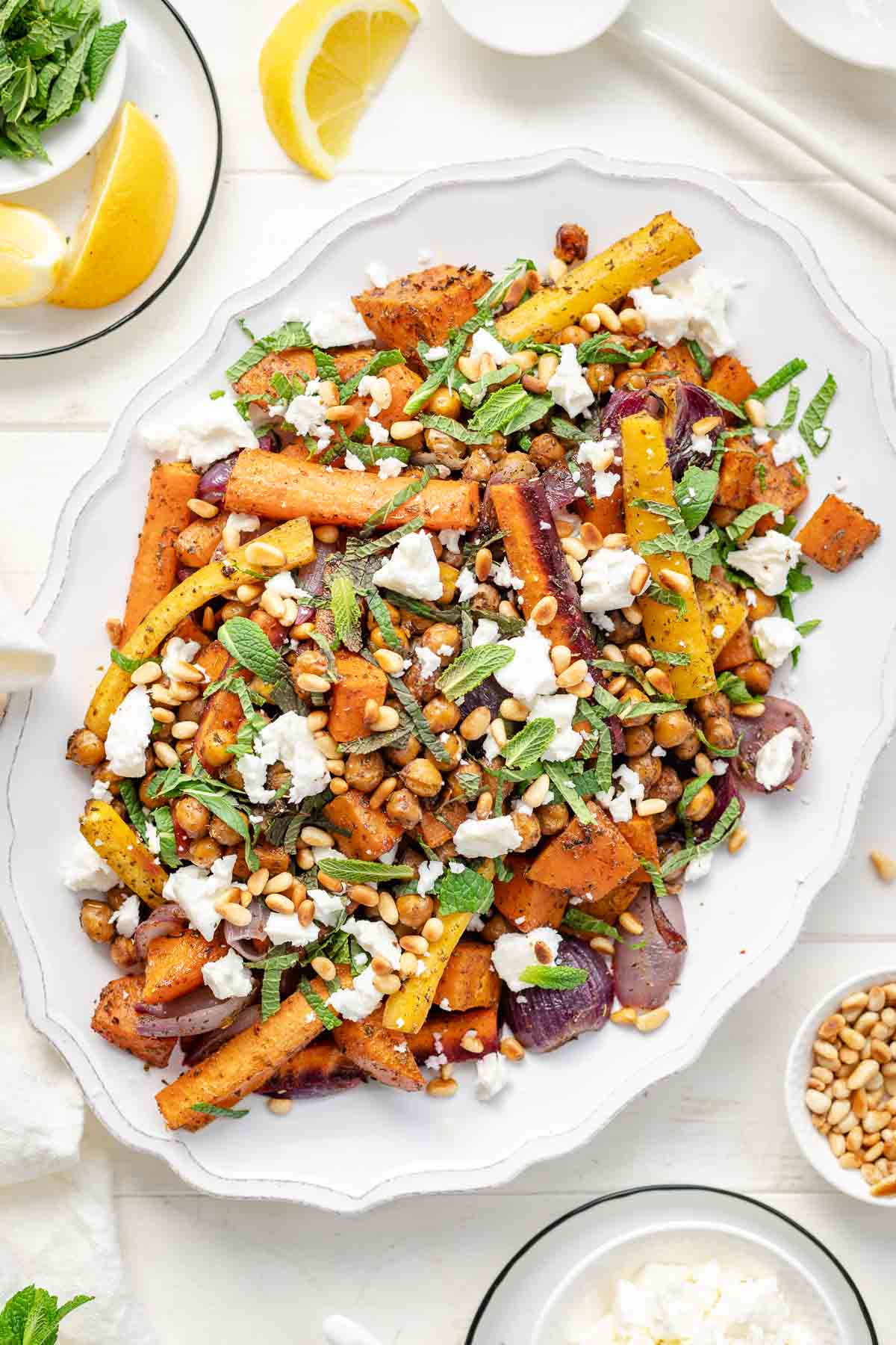 Rezept für Gebackenes Gemüse und Kichererbsen mit Zatar, Minze & Feta