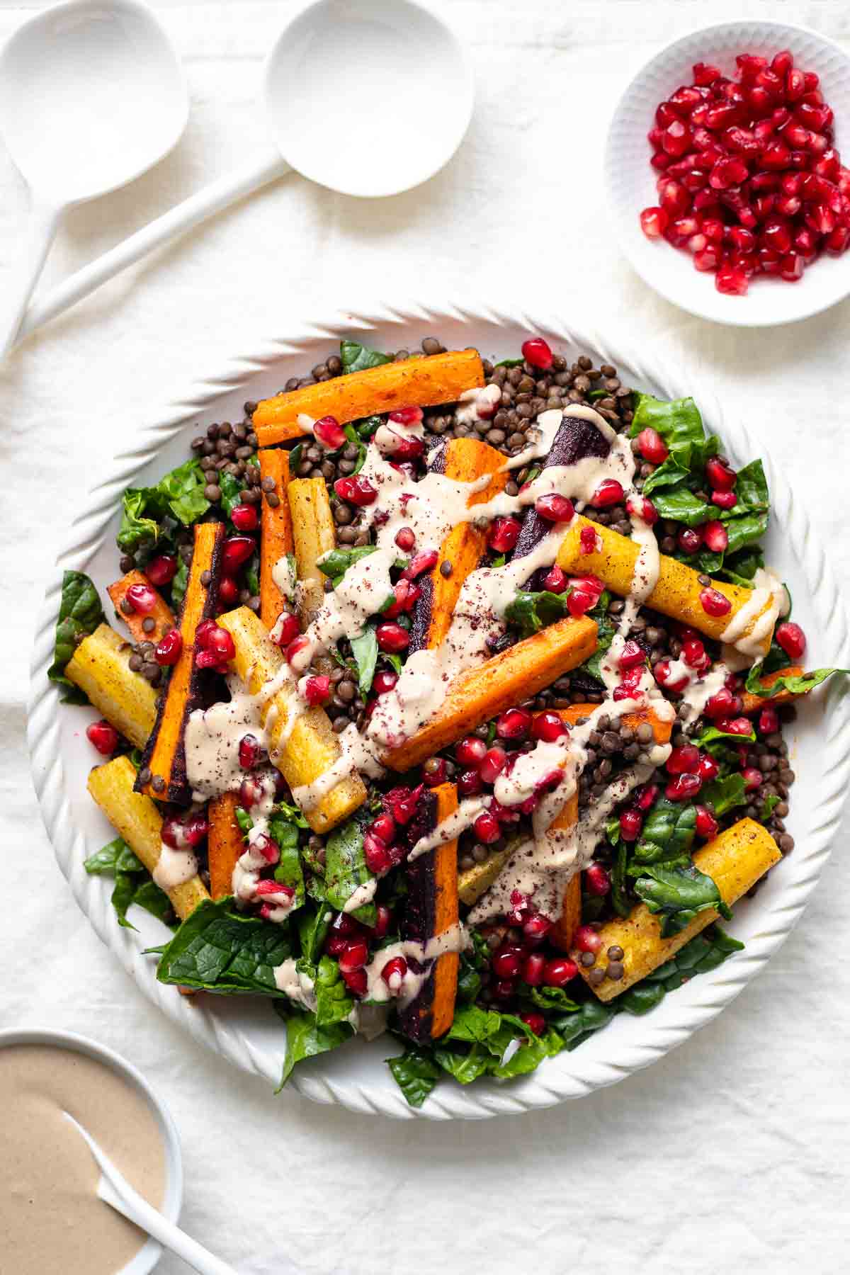 Linsensalat mit Karotten und Tahini-Dressing, garniert mit Granatapfelkernen