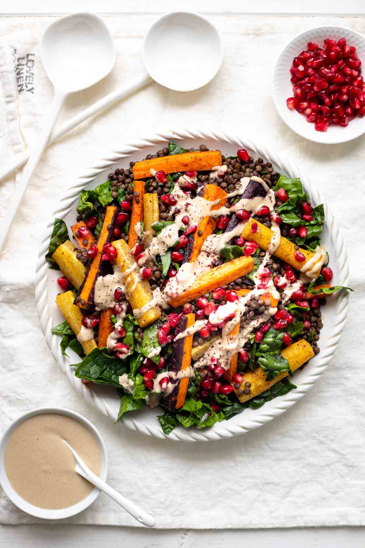 Linsensalat mit Karotten und Tahini-Dressing, garniert mit Granatapfelkernen