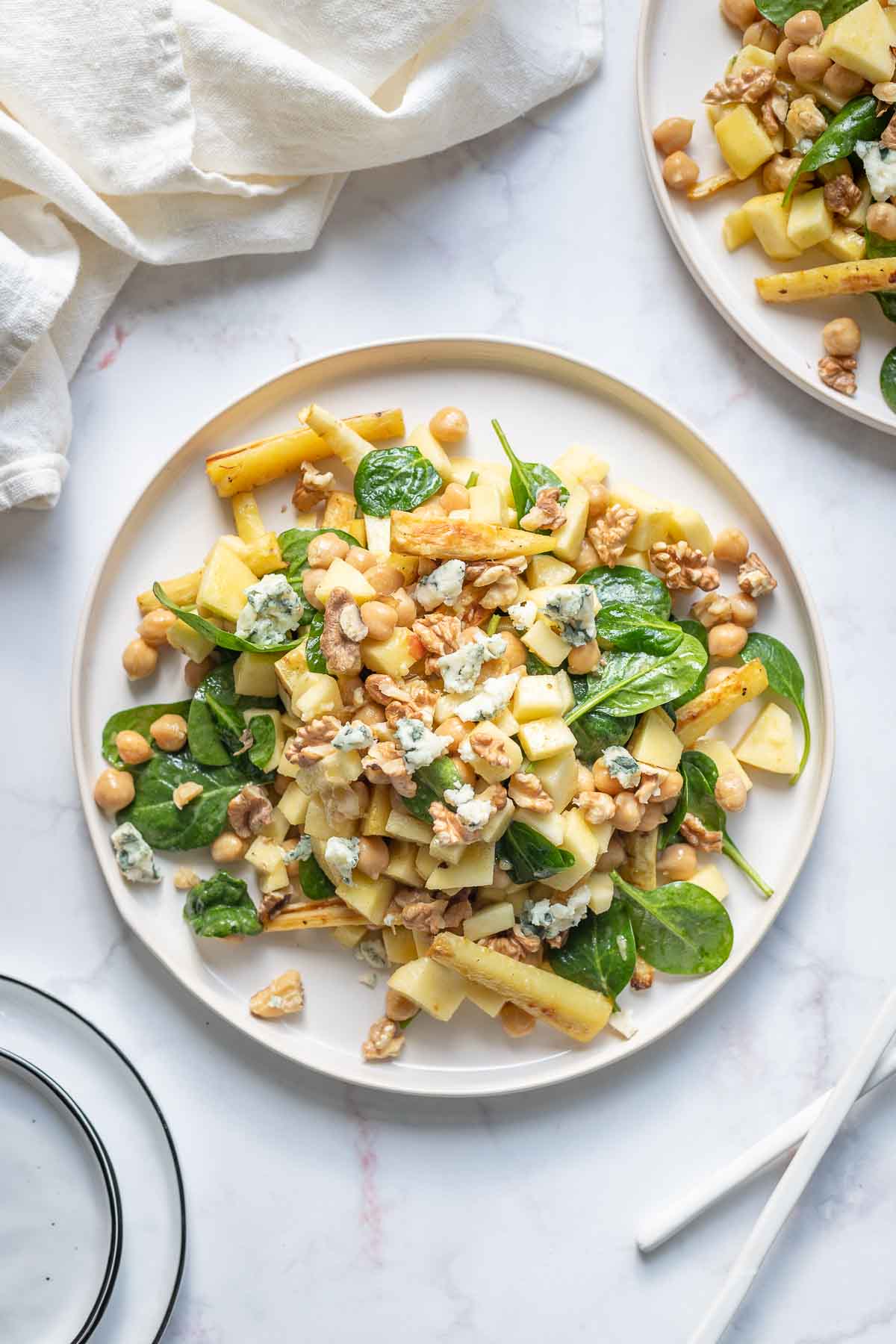 Pastinaken Salat mit Kichererbsen, Apfel, Walnüssen und Roquefort