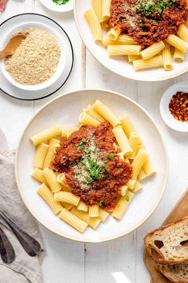 Vegane Bolognese Soße (mit Blumenkohl und Walnuss) mit Rigatoni