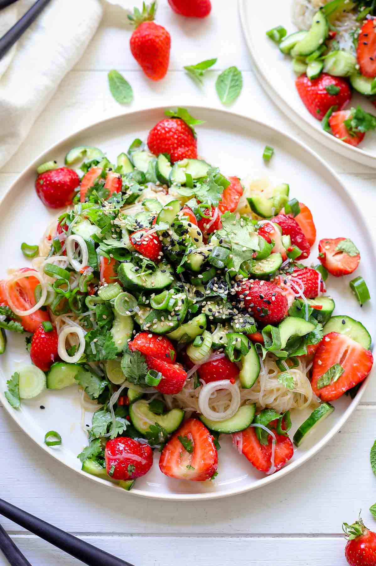 Erdbeer-Gurken-Salat mit Glasnudeln, Vermicelli-Glasnudelsalat mit Erdbeeren, Gurke, Minze, Koriander