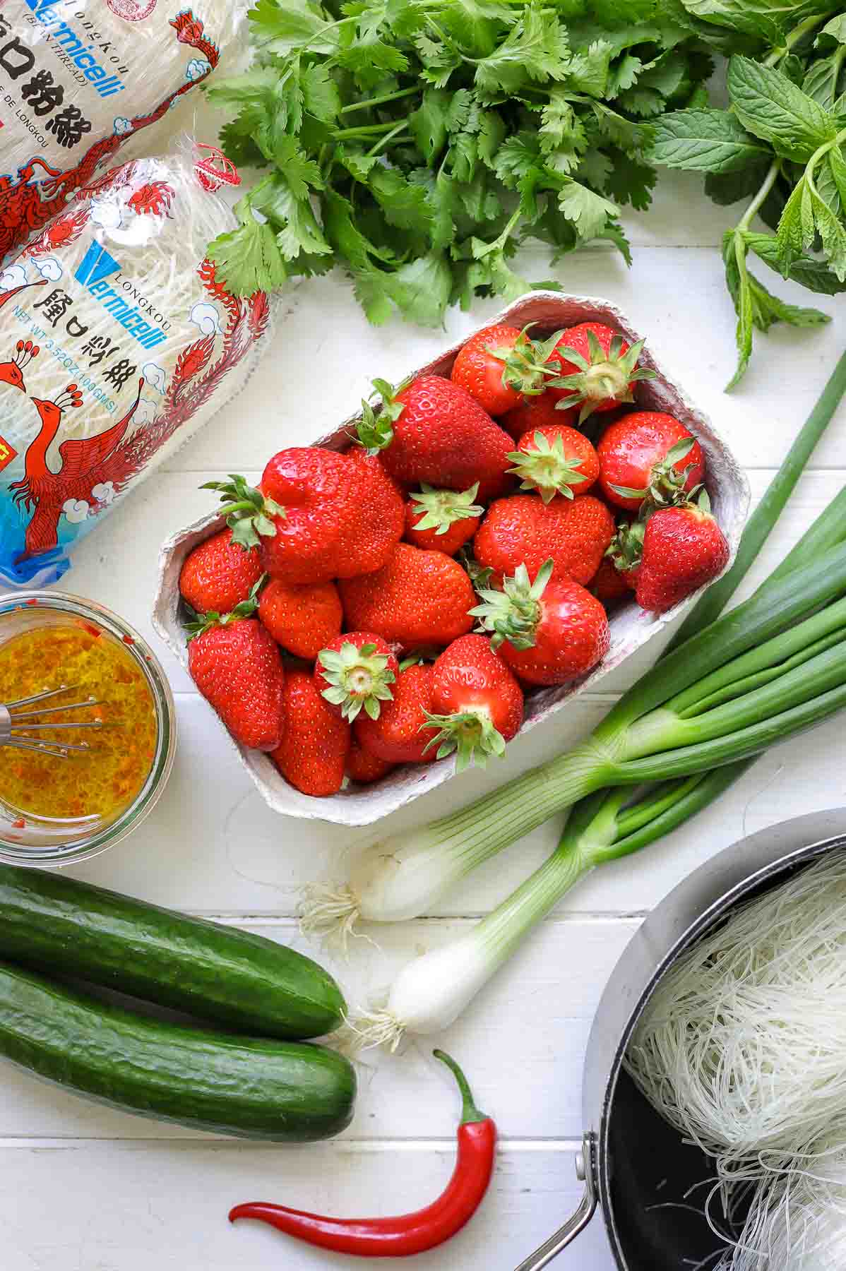 Zutaten für Vermicelli-Nudel Salat, Edbeeren, Kräuter, Dressing, Gurke