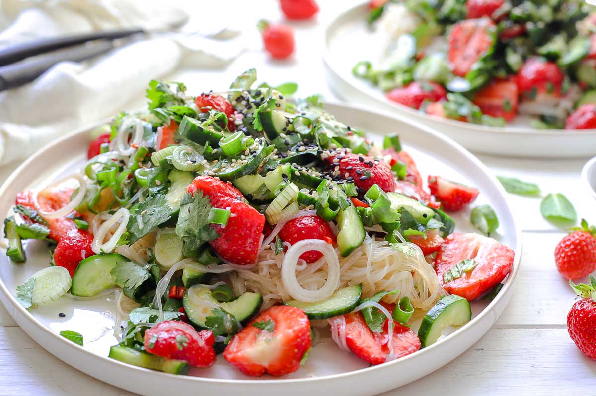 Glasnudelsalat mit Erdbeeren und Gurken