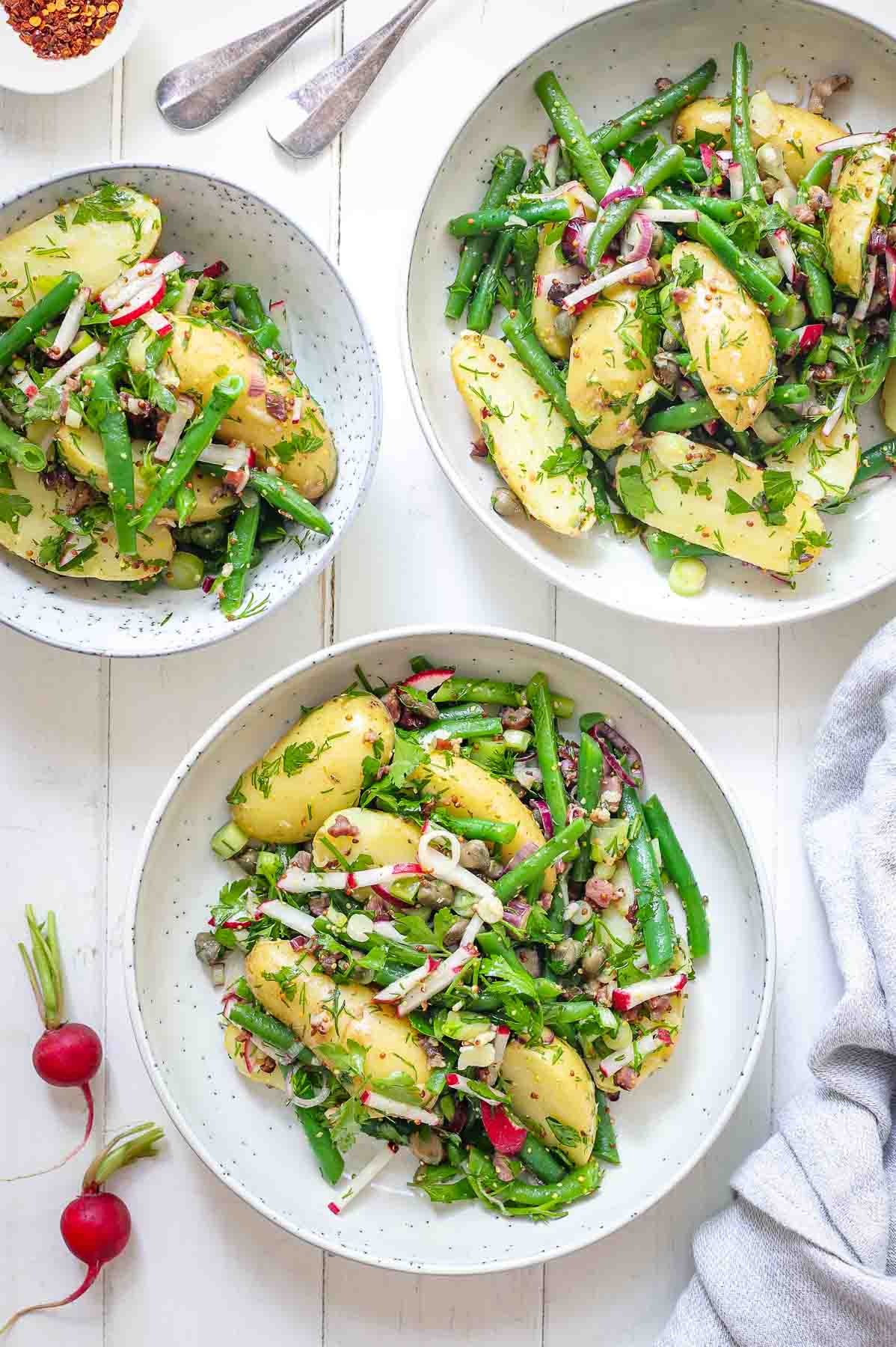 Kartoffelsalat mit grünen Bohnen und geräucherter Bio-Speck, frische Kräuter, Lauchzwiebel, Radieschen und Kapern
