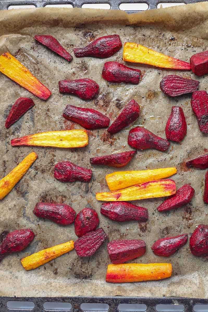 Ofen geröstete Rote Bete und Karotten am Blech
