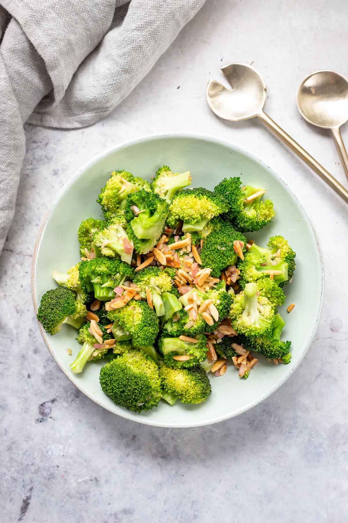 Asiatischer Brokkoli-Salat mit Miso-Paste und Mandeln, Rezept auf japanische-Art