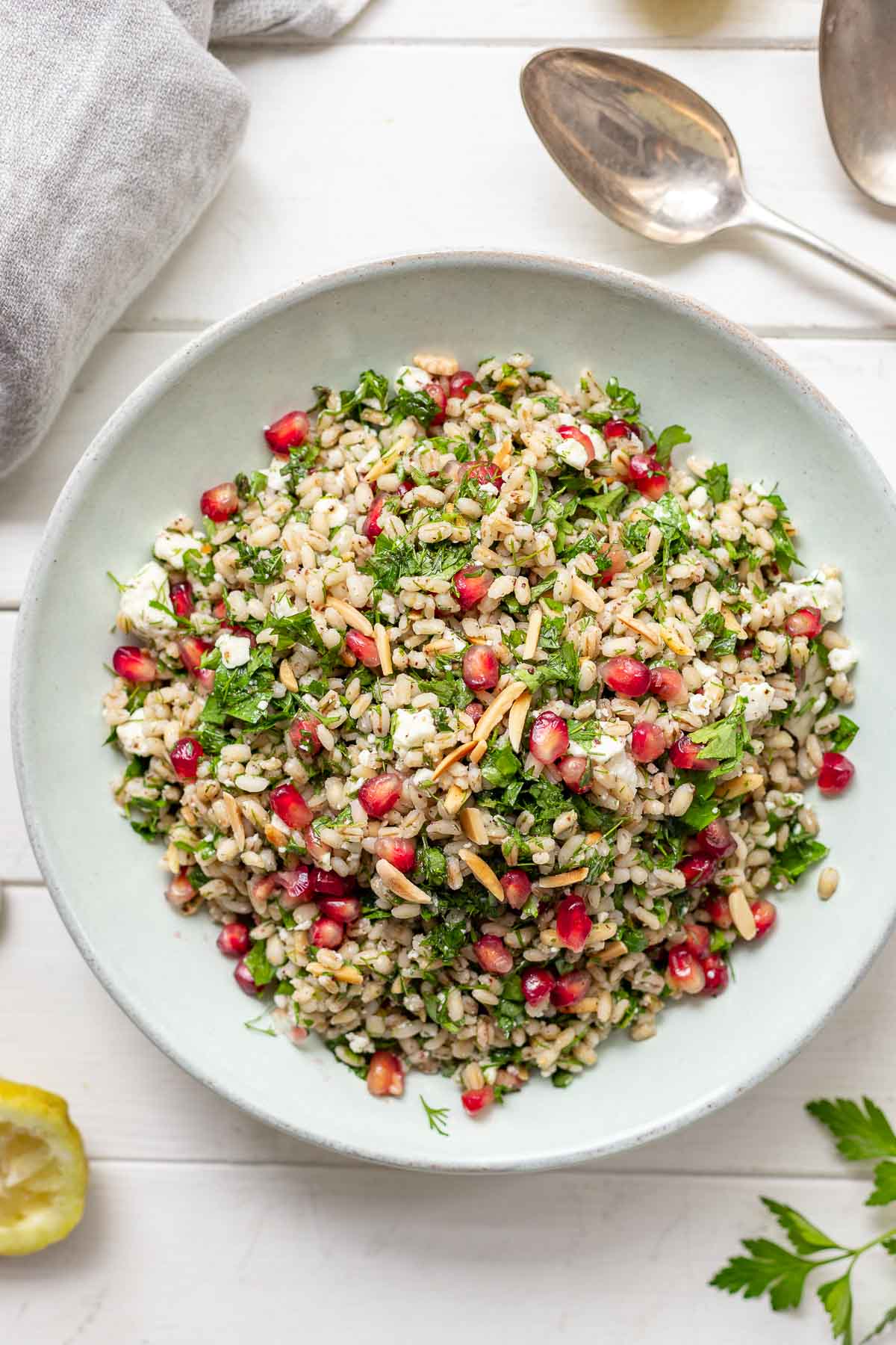 Graupensalat mit Kräutern (Dill, Petersilie, Minze), Mandeln und Feta-Käse