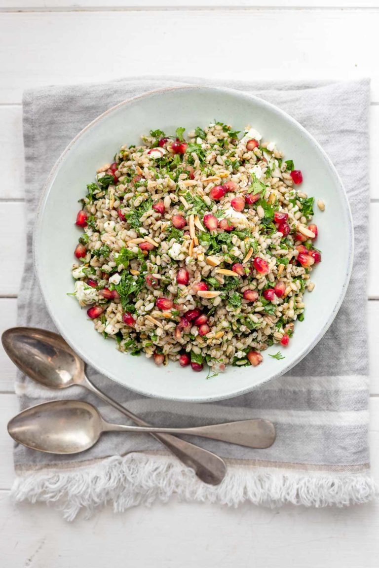 Graupensalat mit Kräutern (Dill, Petersilie, Minze), Mandeln und Feta-Käse