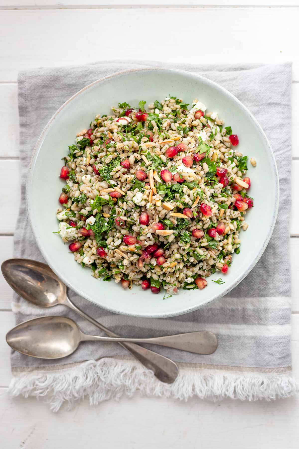 Graupensalat mit Kräutern (Dill, Petersilie, Minze), Mandeln und Feta-Käse