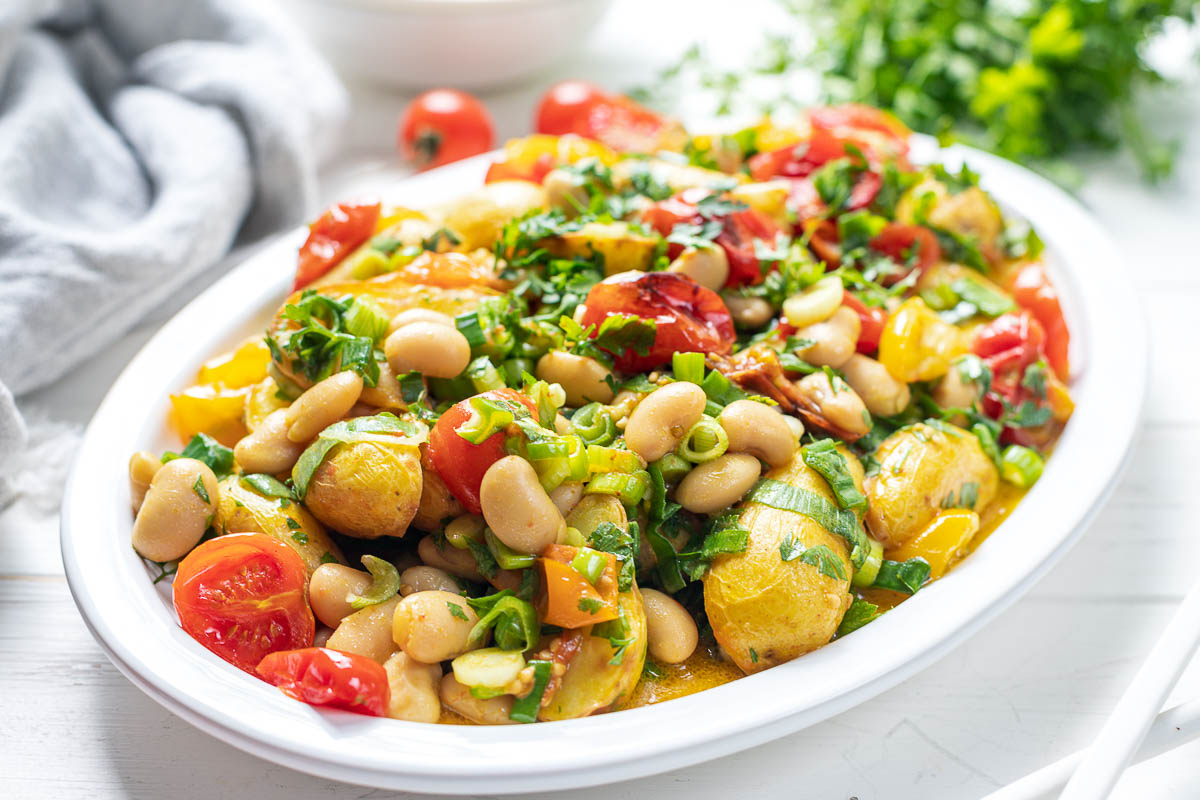 Geröstete Tomate mit Kartoffelsalat und Weiße Bohnen