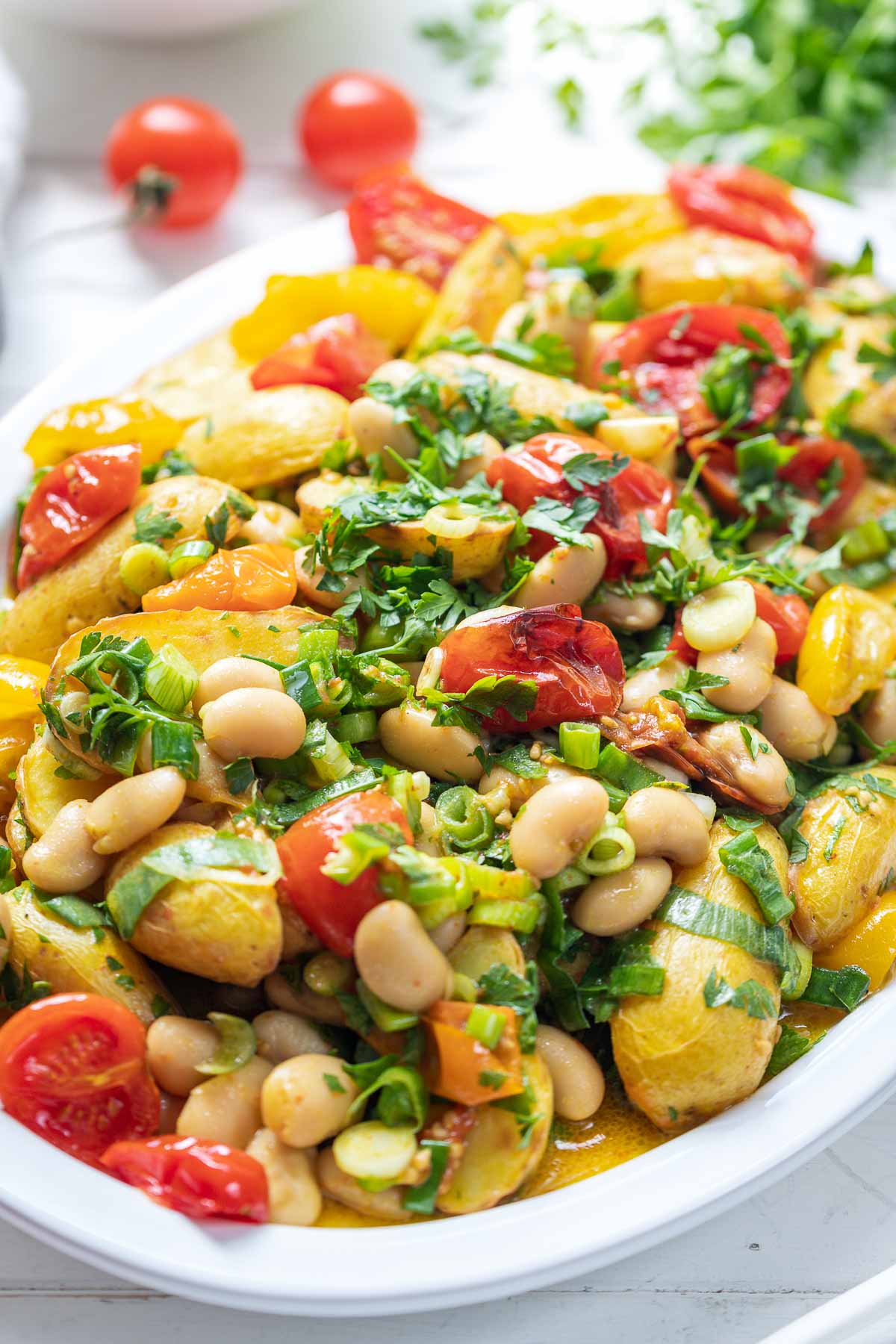 Geröstete Tomate mit Frühkartoffelsalat (Charlotte Kartoffeln), Weiße Bohnen, Frühlingszwieblen und Petersilie