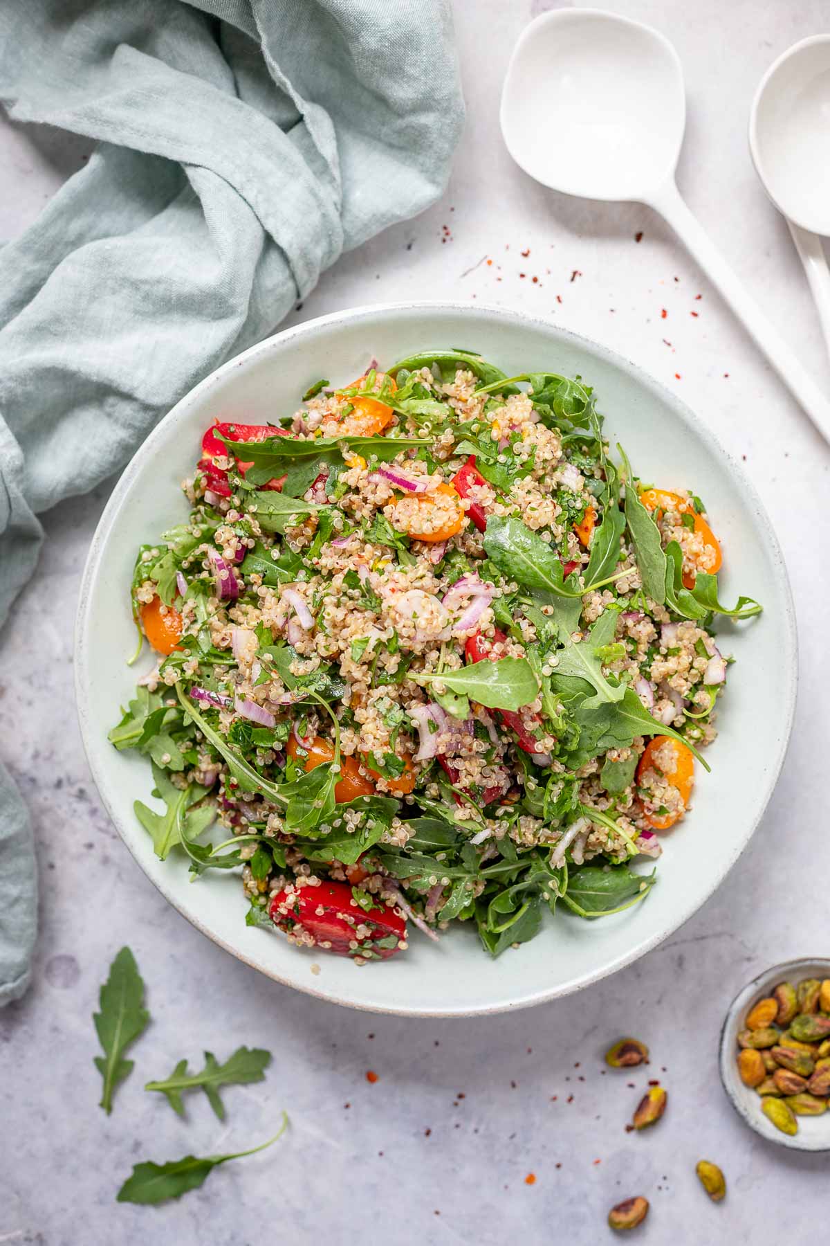 Quinoa Salat mit Za'atar, Kräuter und Pistazien