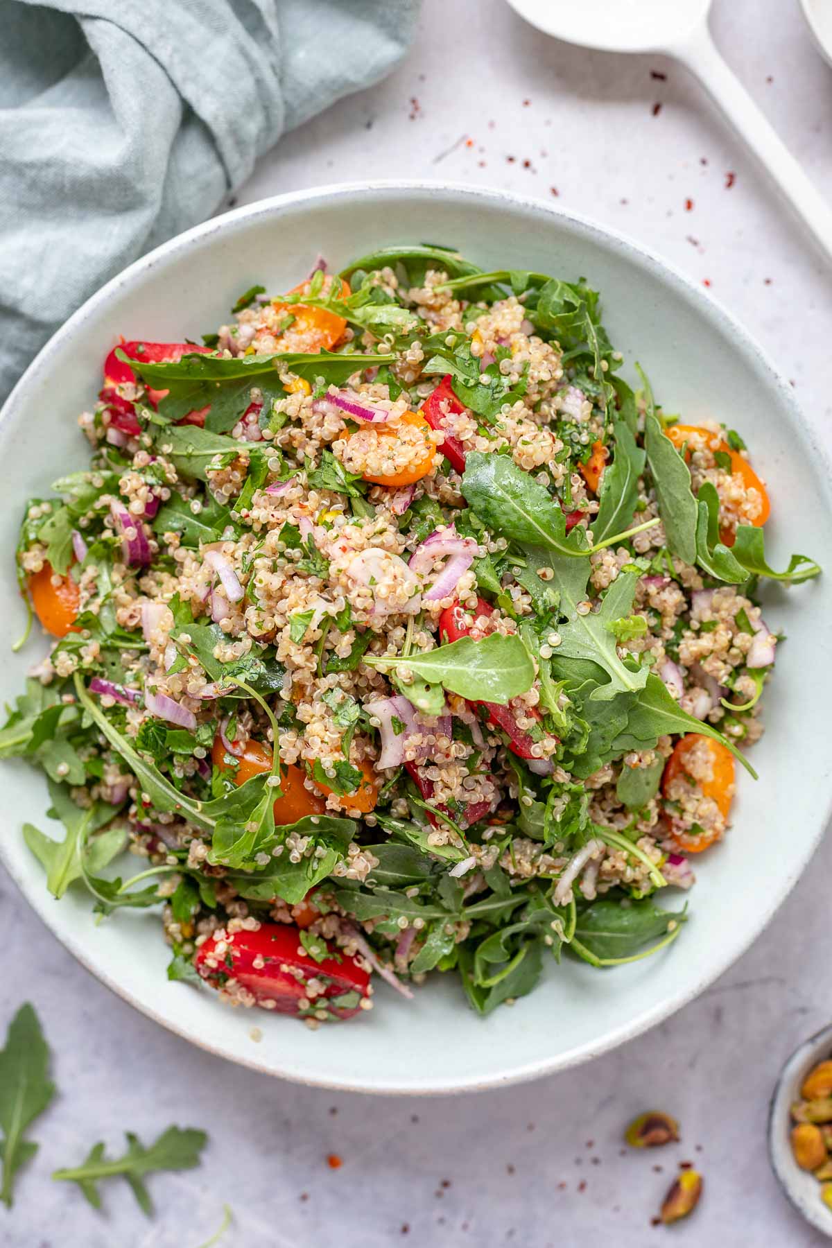 Quinoa Salat mit Za'atar, Kräuter, Tomaten, Rucola und Pistazien