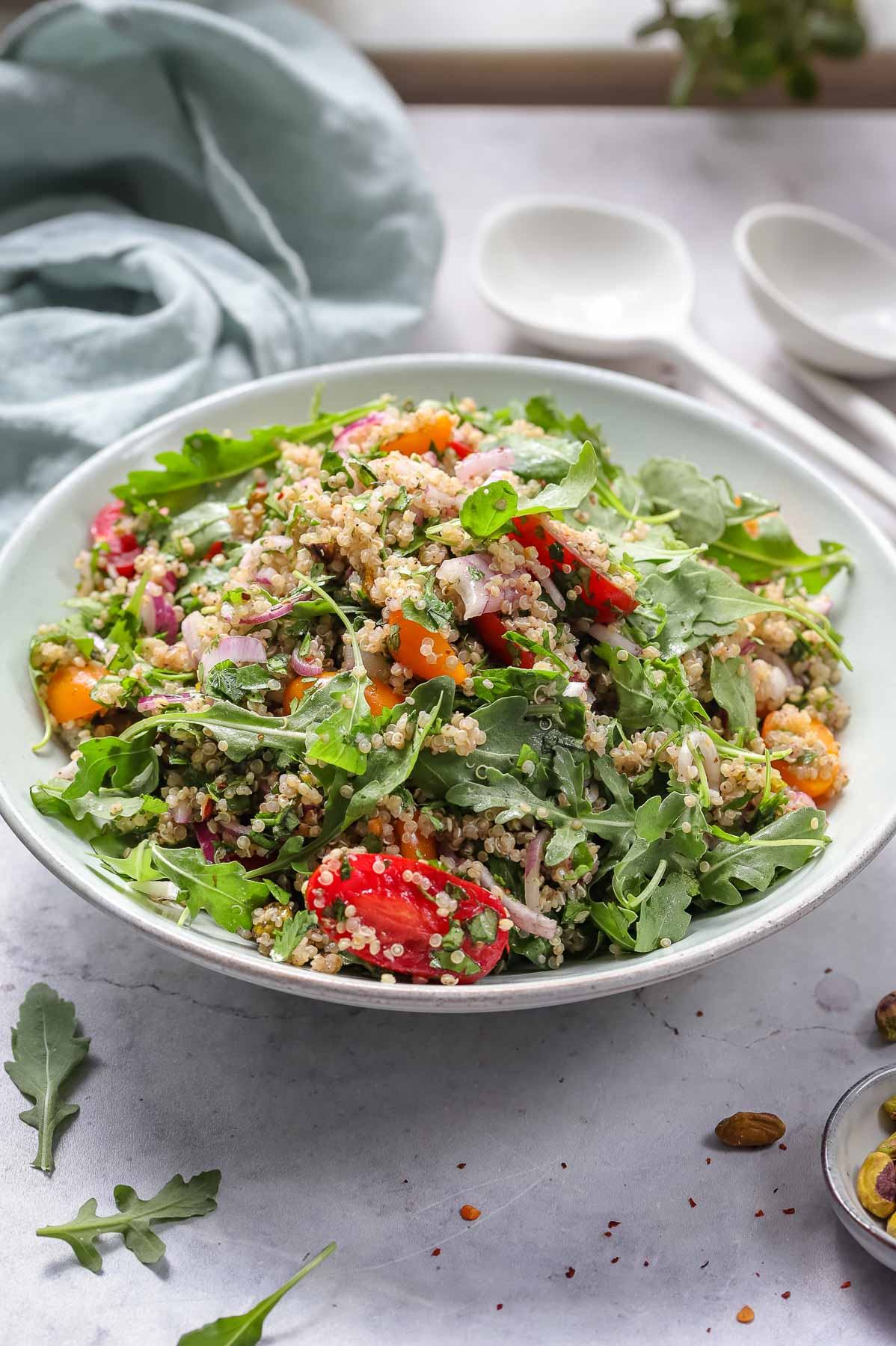 Quinoa Salat mit Za'atar, Kräuter, Tomaten, Rucola und Pistazien