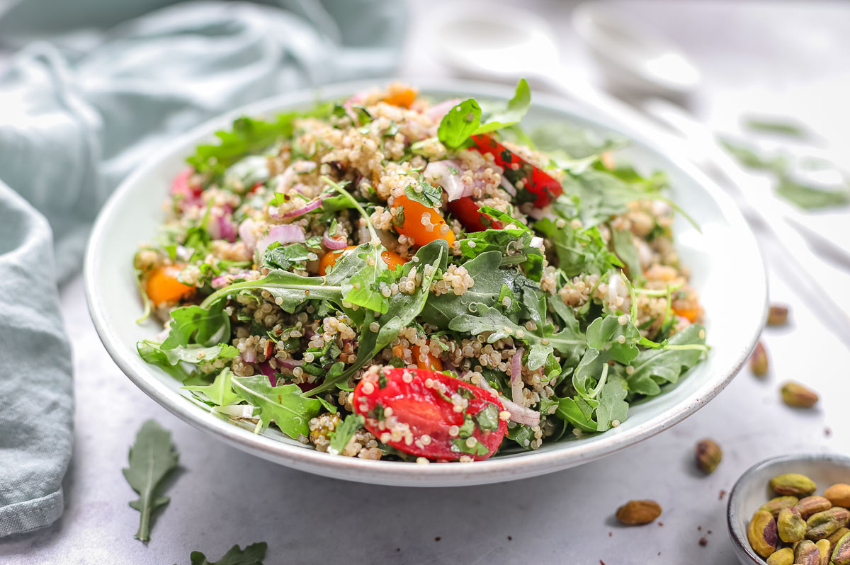 Quinoa Salat mit Za'atar, Kräuter, Tomaten, Rucola und Pistazien