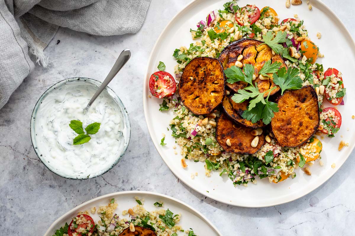 Gegrillte Aubergine und Bulgur-Tomaten-Salat