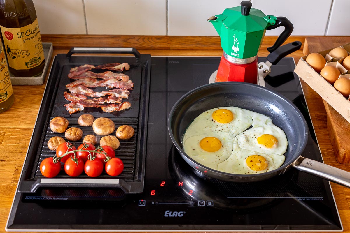 Frühstuck vorbereiten auf dem Induktionskochfeld