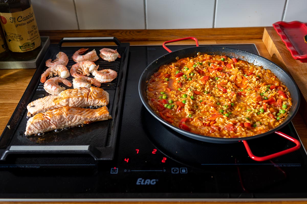 ELAG Induktionskochfeld, vorbereitung von Klassische Paella mit Lachs und Riesengarnelen