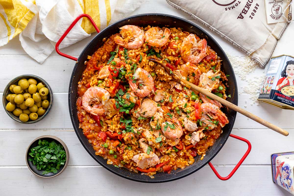 Klassische Paella mit Lachs und Riesengarnelen