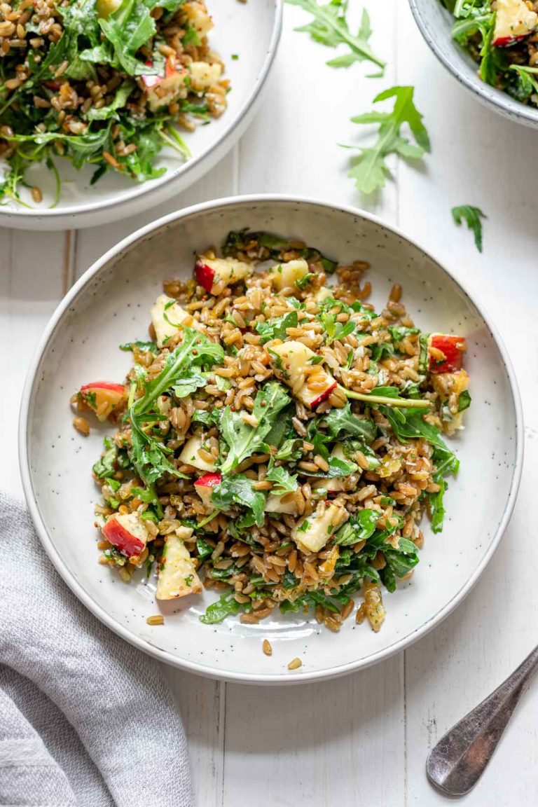 Grünkern-Salat mit Apfel, Parmesan, Rucola, Mandeln und Kräuter