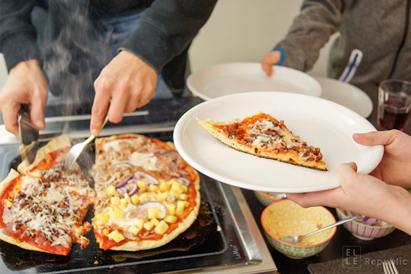 Grill-Pizza Servieren