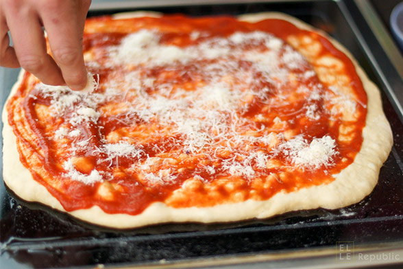 Grill-Pizza mit Parmesan bestreuen