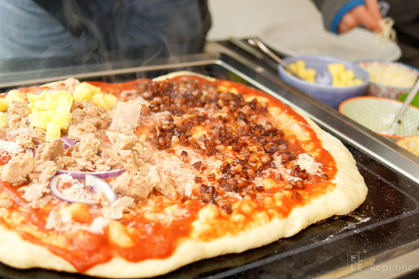 Selbstgemachte Grill-Pizza mit verschiedenen Toppings