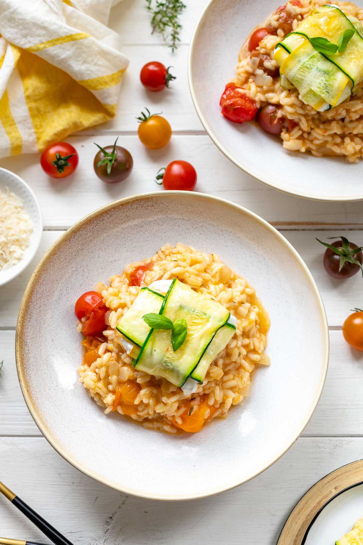 Tomatenrisotto Rezept mit in der Grillpfanne gerösteten Rispen-Tomaten & Zucchini-Ziegenkäse-Päckchen