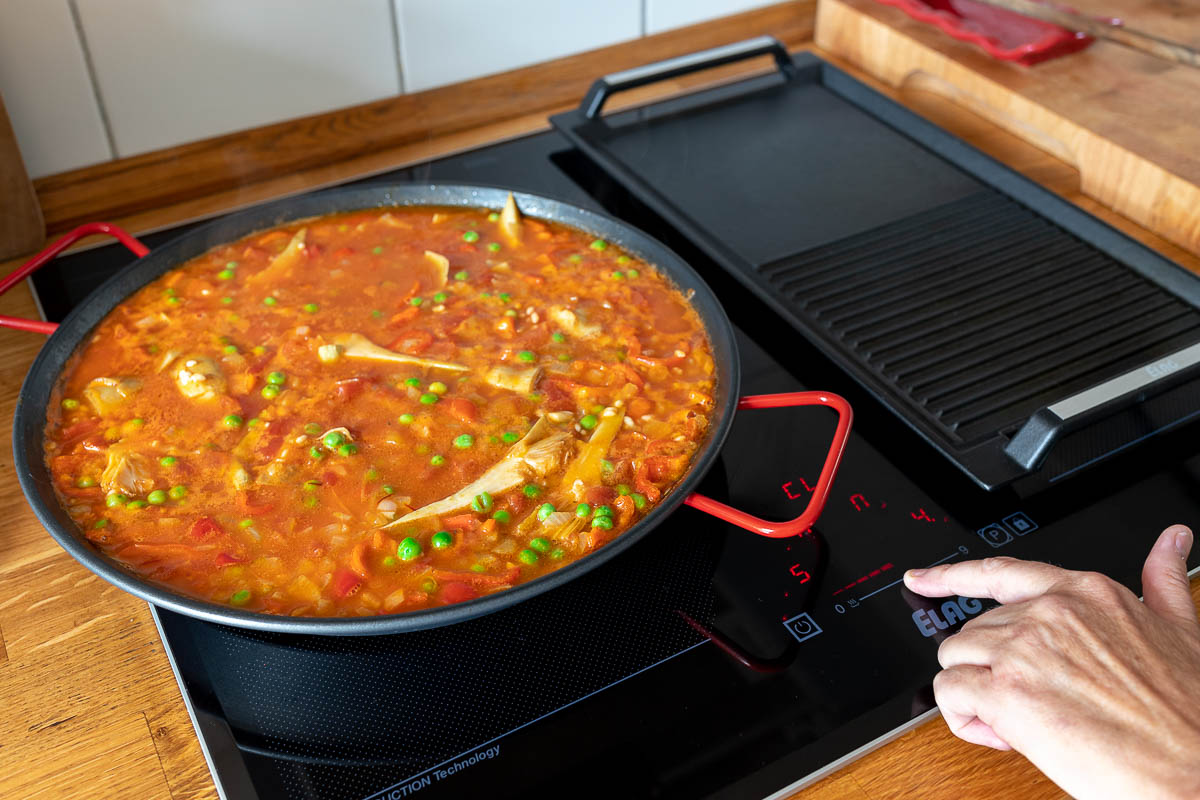 vorbereitung von spanische Reispfanne und Chorizo und Garnelen auf dem Grillplatte