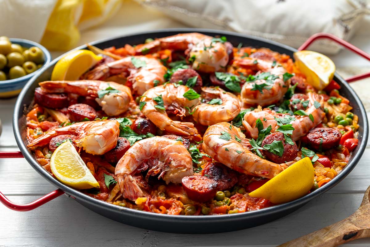 Original Paella mit Garnelen und Chorizo
