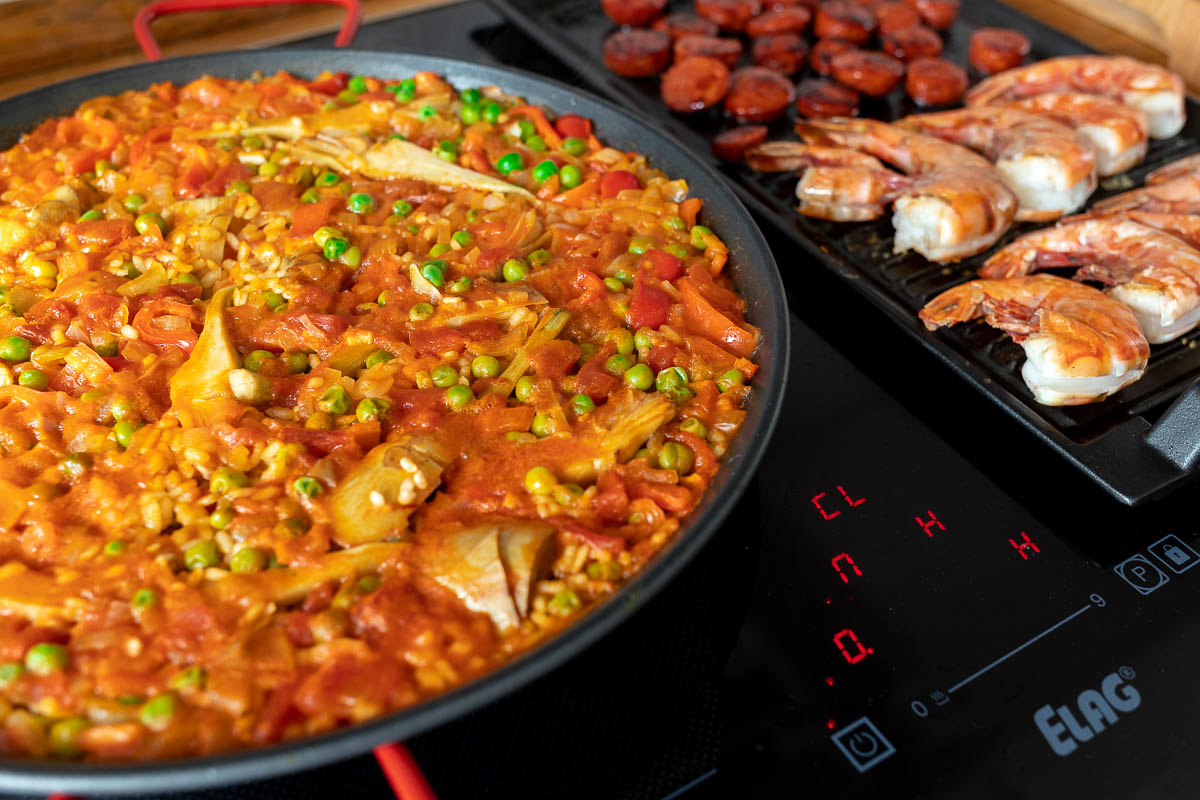 vorbereitung von spanische Reispfanne und Chorizo und Garnelen auf dem Grillplatte