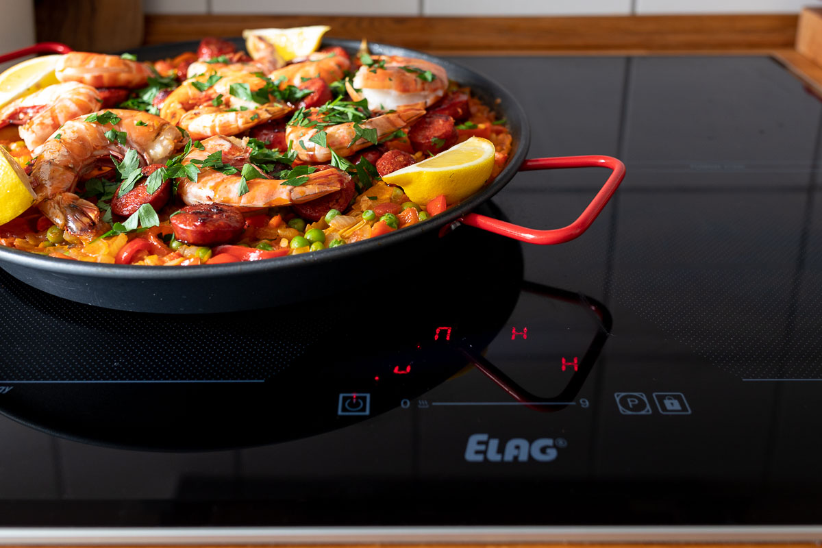 ELAG Kochfeld mit Paella mit Garnelen und Chorizo