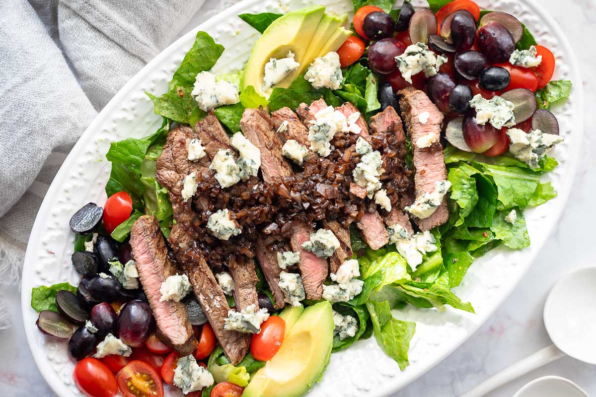 Gegrilltes Steak mit Salat und Balsamico-Glasur