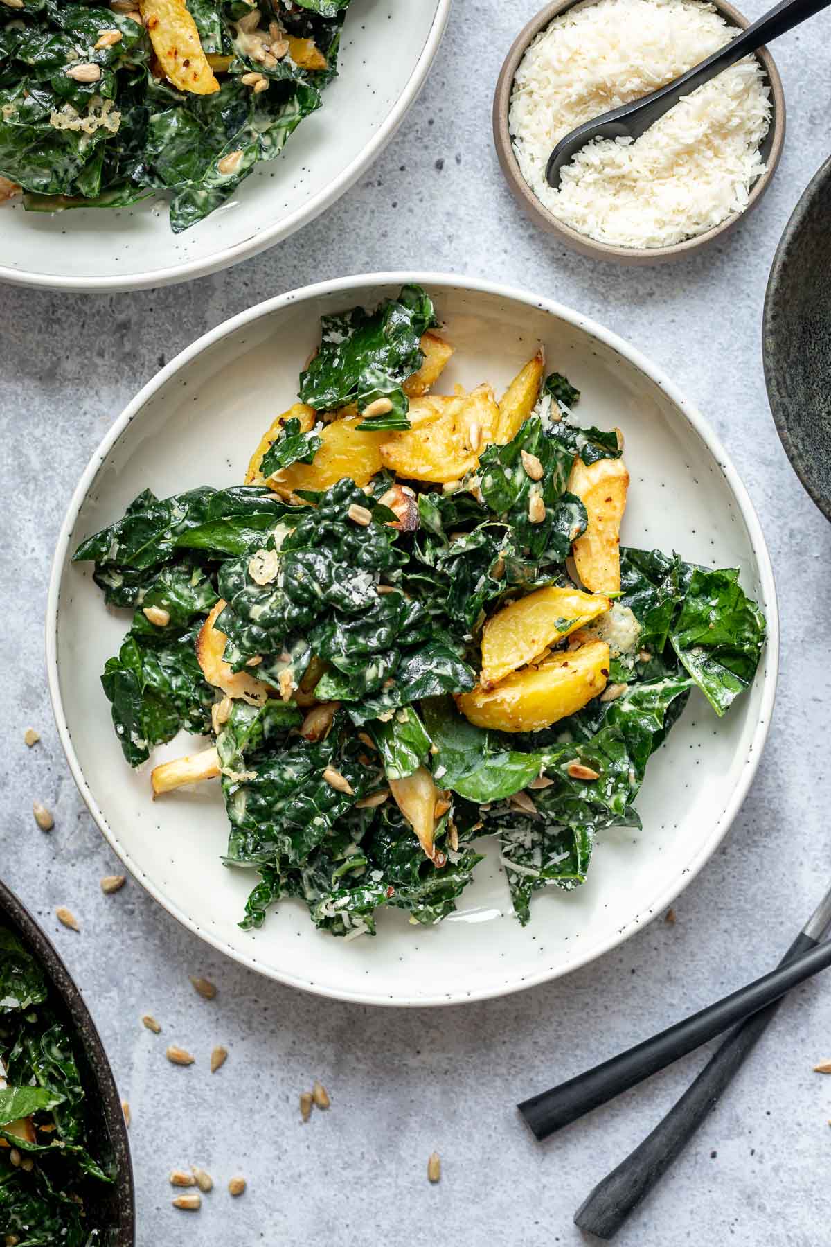 Schwarzkohl Salat Rezept mit Pastinaken, Kartoffeln und Sonnenblumenkernmus-Dressing