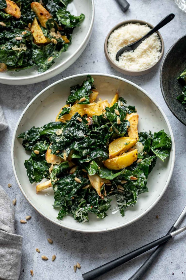 Herbstsalat mit Schwarzkohl, Kartoffeln und Sonnenblumenbutter-Dressing