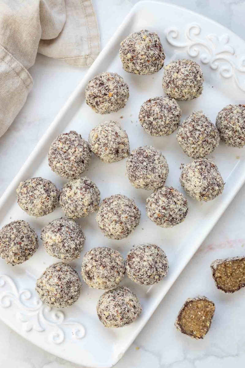 Energy Bliss Balls mit Datteln und dunkler Schokolade Rezept
