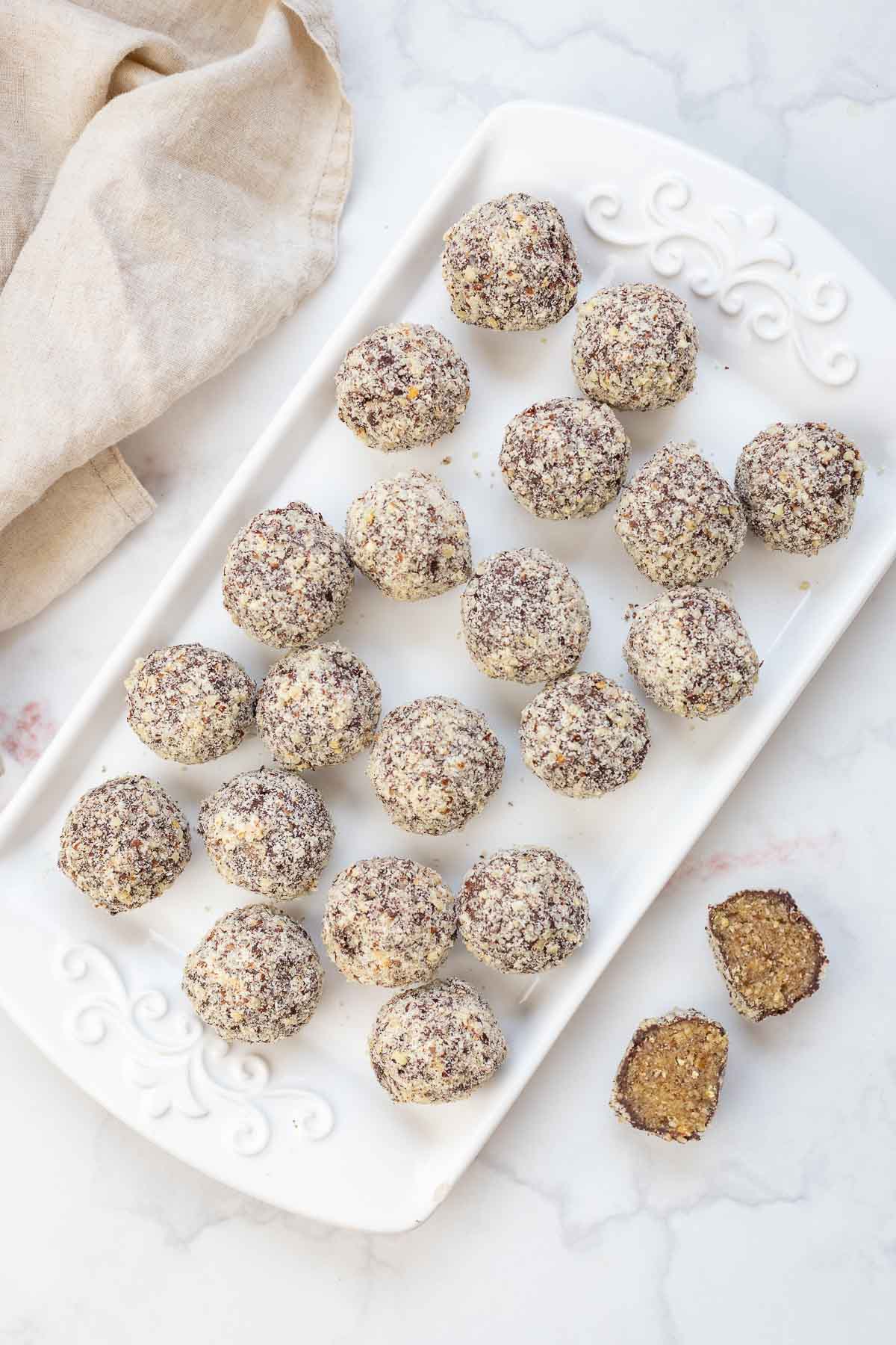 Energy Bliss Balls mit Datteln und dunkler Schokolade Rezept