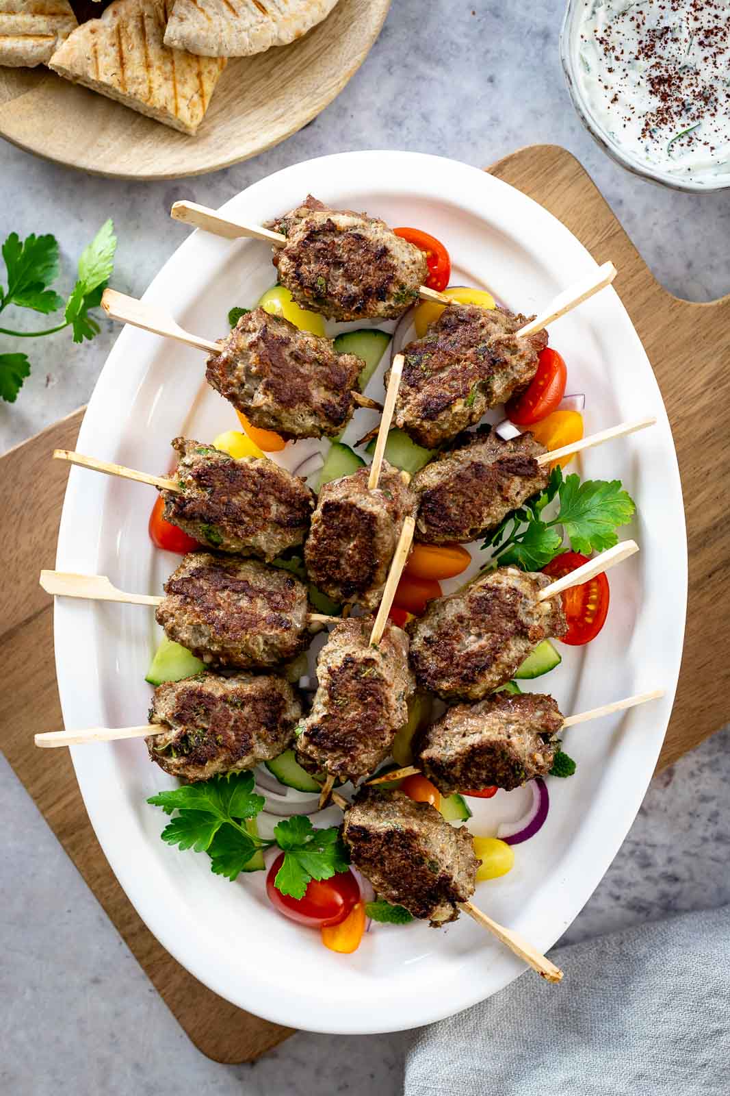 Lamm Köfte gegrillt mit Kräuter-Joghurt-Dip