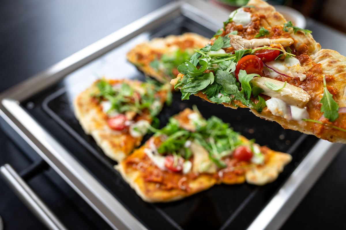Grill Pizza auf LeMax Tischgrill mit Pilze, Rotes Pesto, Käse, rote Zwieblen und Rucola