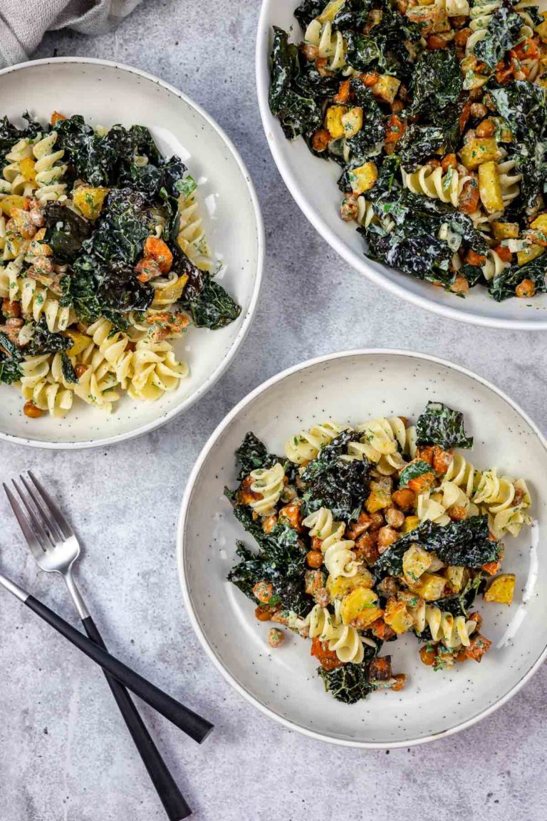 Winter Nudelsalat mit geröstetem Gemüse und Buttermilch-Dressing