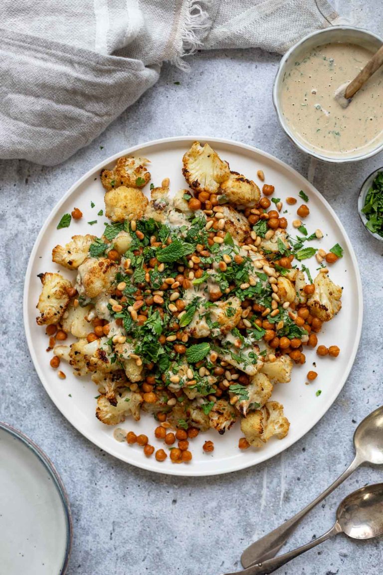 Gerösteter Blumenkohl und Kichererbsen mit Tahini Dressing Rezept
