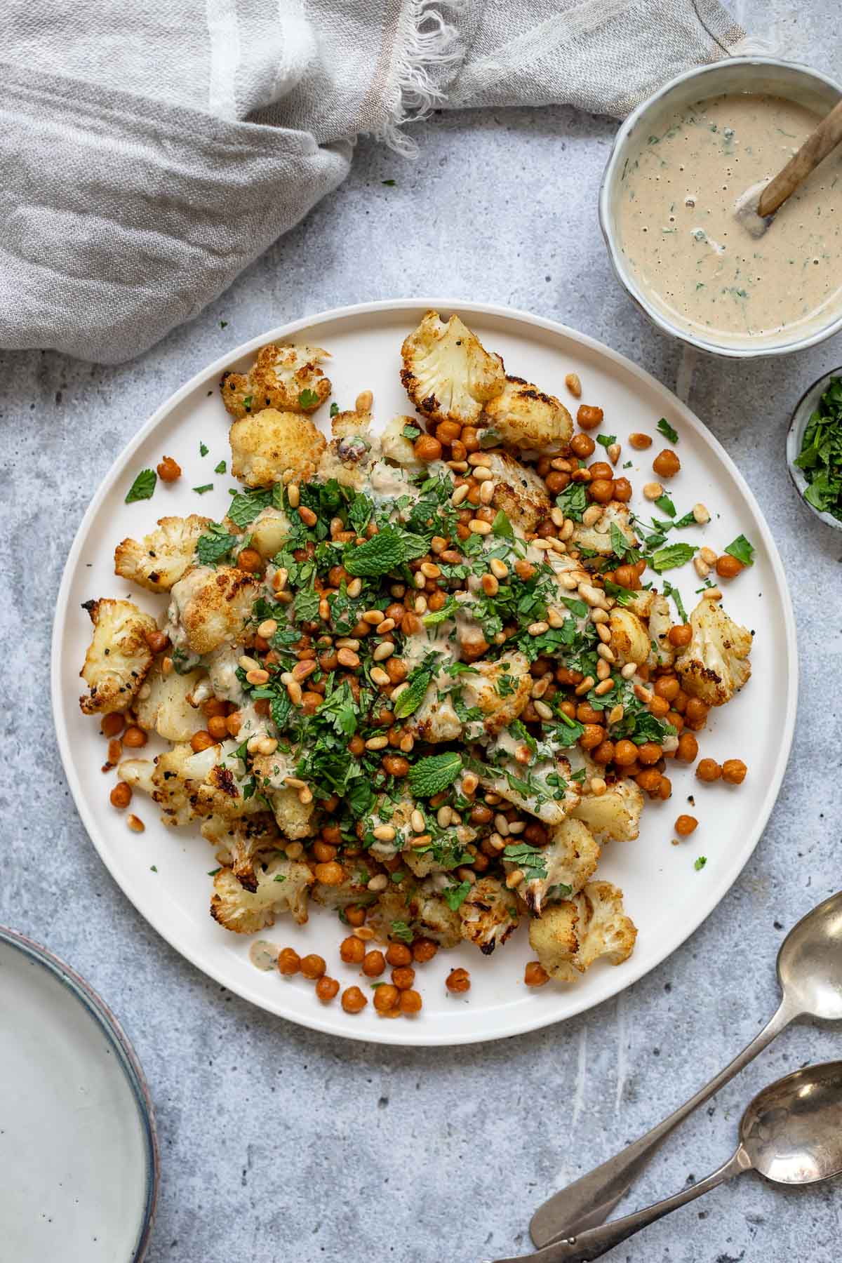 Gerösteter Blumenkohl und Kichererbsen mit Tahini Dressing Rezept