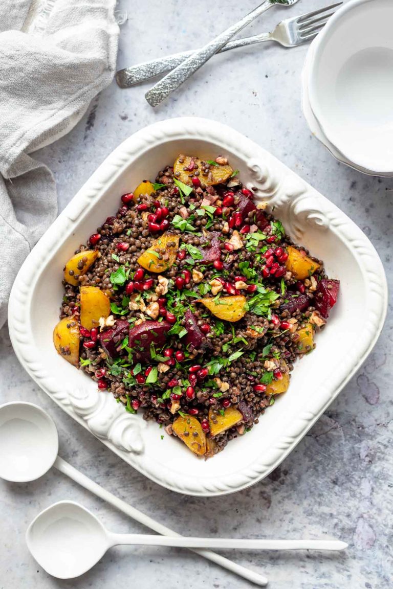 Rote Bete-Linsensalat mit Dijon-Balsamico-Vinaigrette Rezept mit Speck, Walnuss, Shalloten, Petersillie, Granatapfel