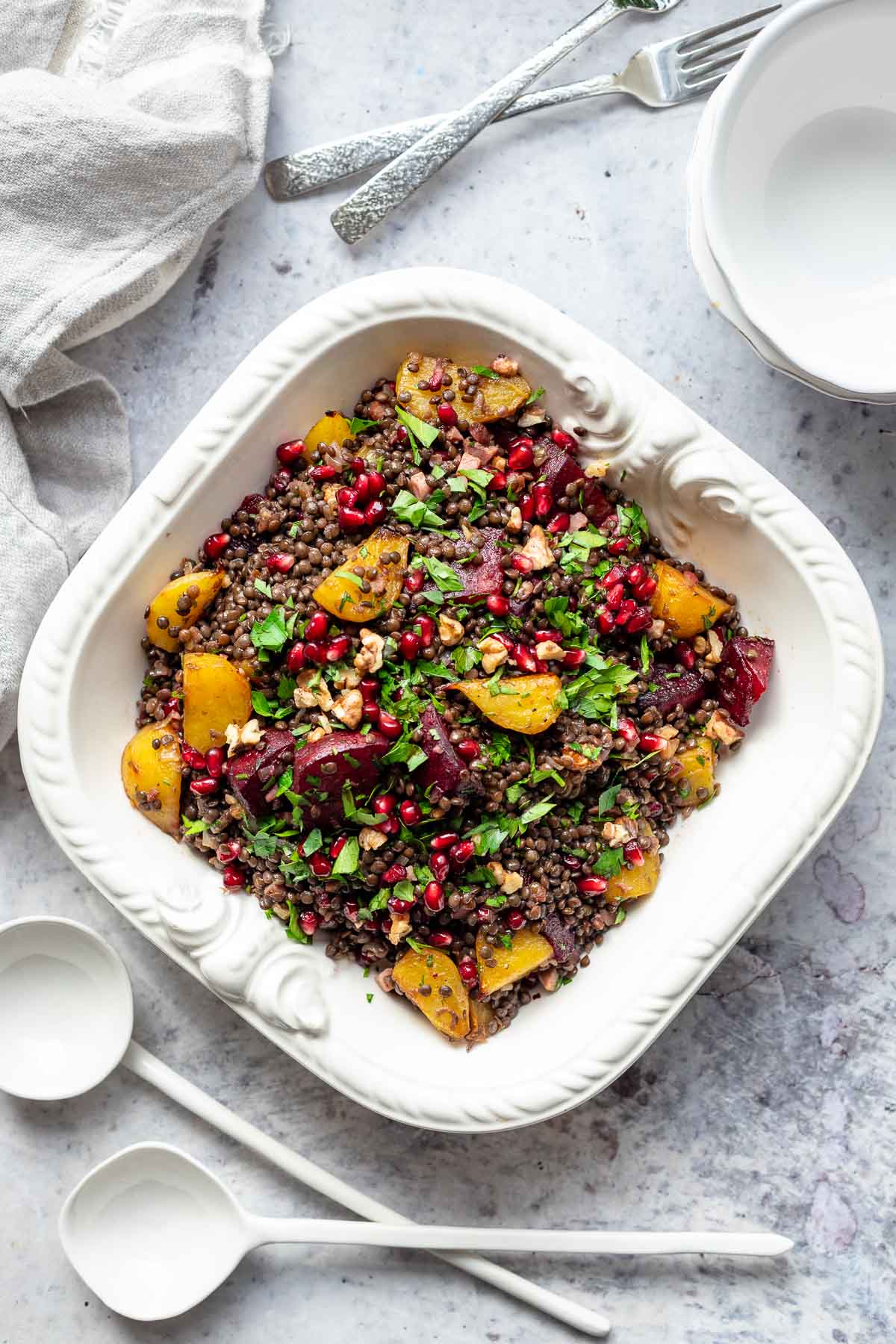 Rote Bete-Linsensalat mit Dijon-Balsamico-Vinaigrette Rezept mit Speck, Walnuss, Shalloten, Petersillie, Granatapfel